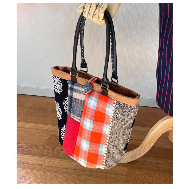 ウール　バケツ型トートバッグ　赤のチェックと丸い刺繍