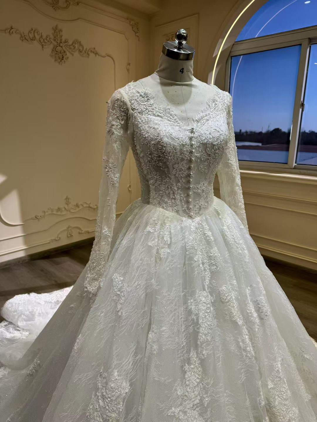 純粋な美しさ　白ホワイト　ふわふわチュール　Aライン　長袖　ベールつきロングトレーン　ブライダル　総レース　前撮り披露宴