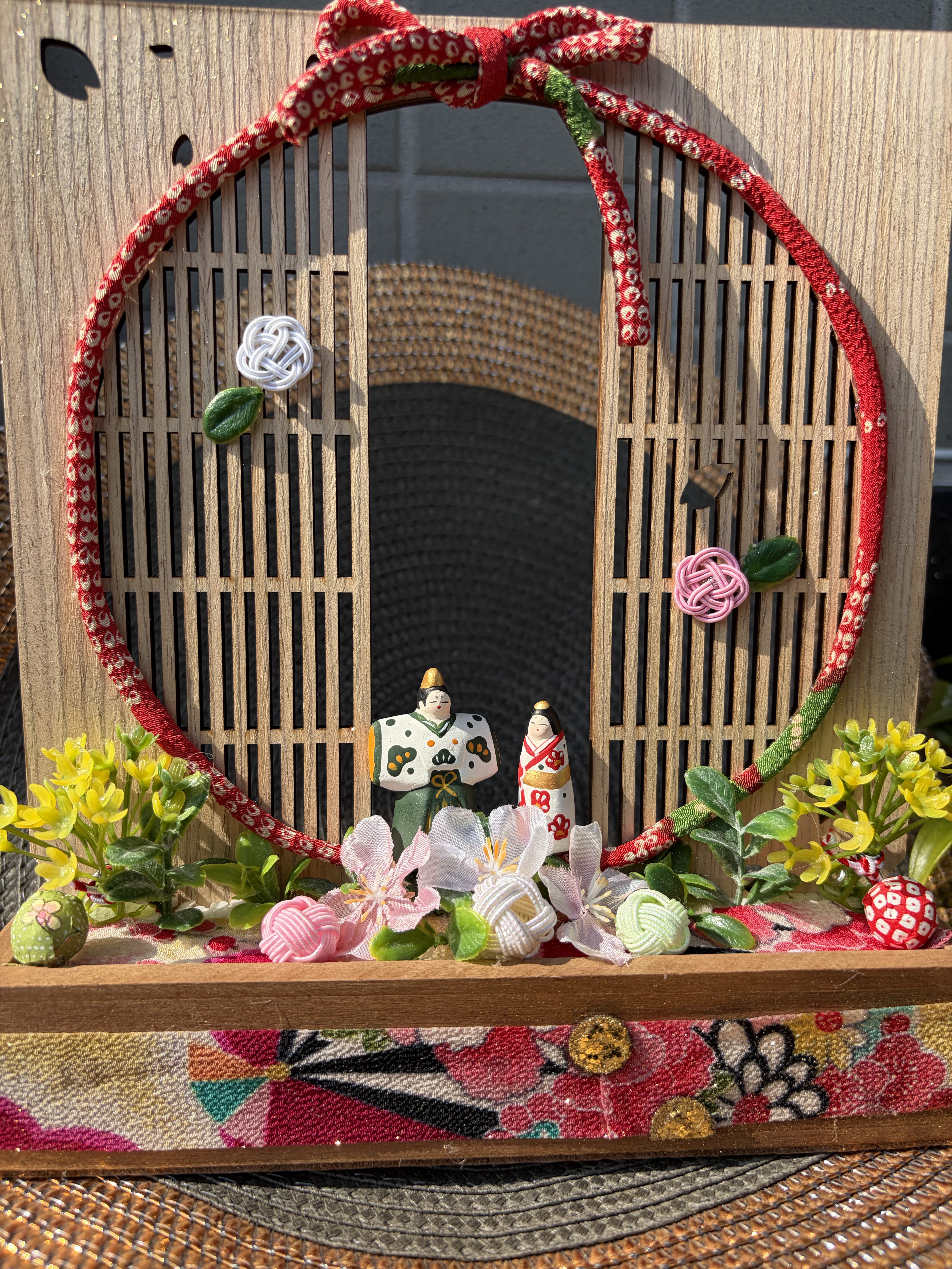 和の窓越しに覗く春の特別な空間