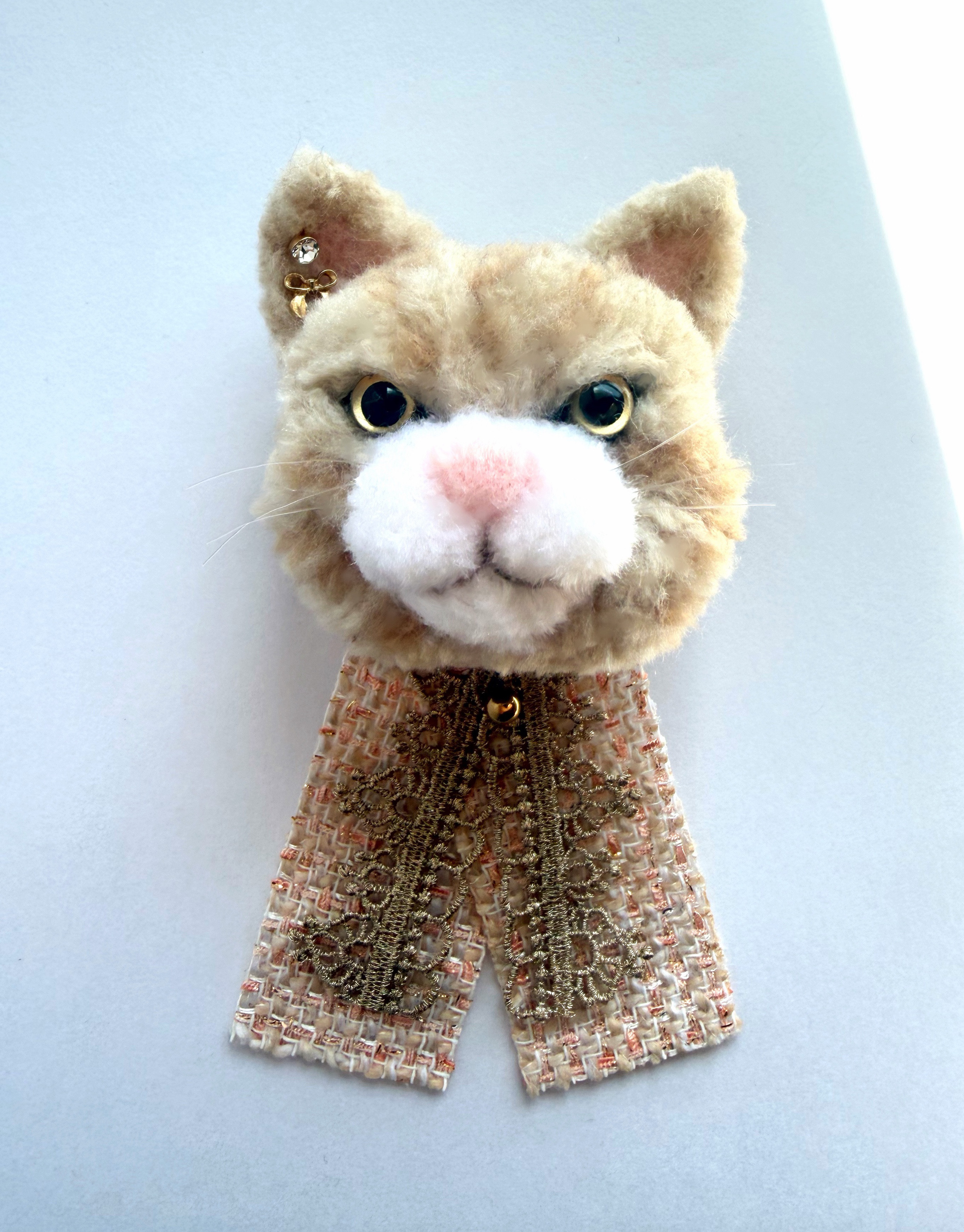 茶トラ猫ブローチ｜動物ブローチ｜オレンジツイード×ゴールドレース・一点物 と動物ぽんぽん