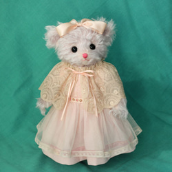 ロココリボンでおしゃれした小さな淡いピンクのモヘア製テディベア