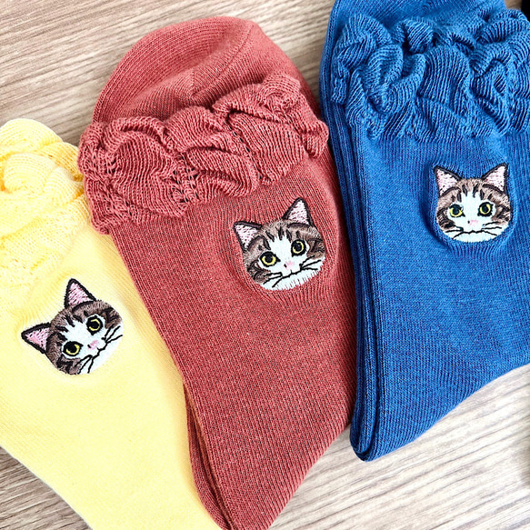 毛並まで感じるキジ白猫さん刺繍の靴下 2枚目の画像