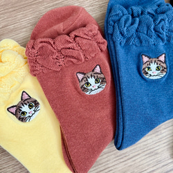 毛並まで感じるキジ白猫さん刺繍の靴下 7枚目の画像