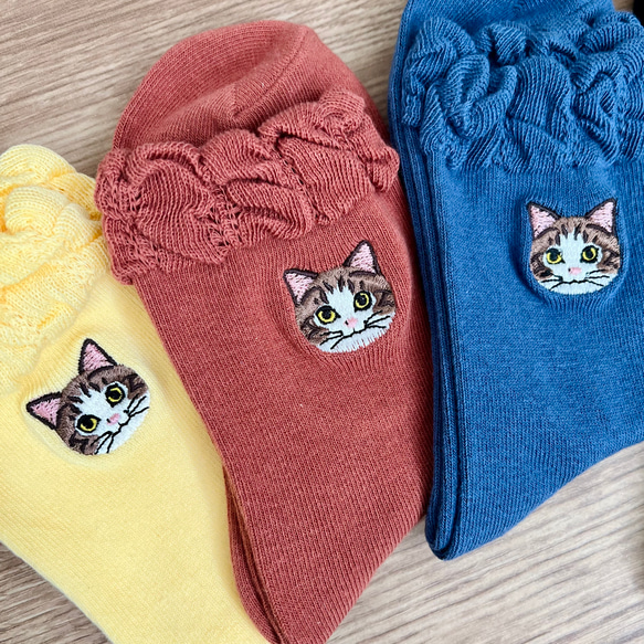毛並まで感じるキジ白猫さん刺繍の靴下 7枚目の画像