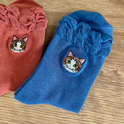 毛並まで感じるキジ白猫さん刺繍の靴下 5枚目の画像