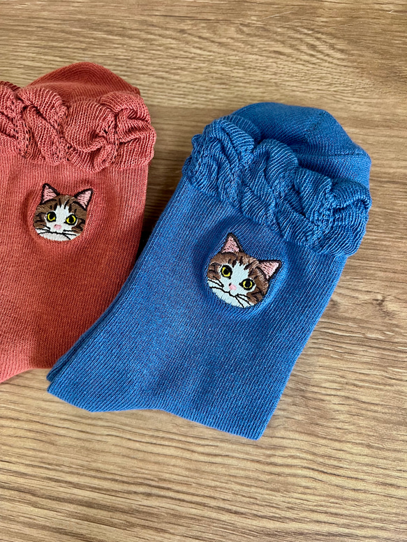 毛並まで感じるキジ白猫さん刺繍の靴下 5枚目の画像