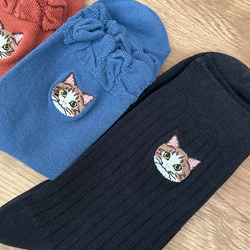 毛並まで感じるキジ白猫さん刺繍の靴下 3枚目の画像