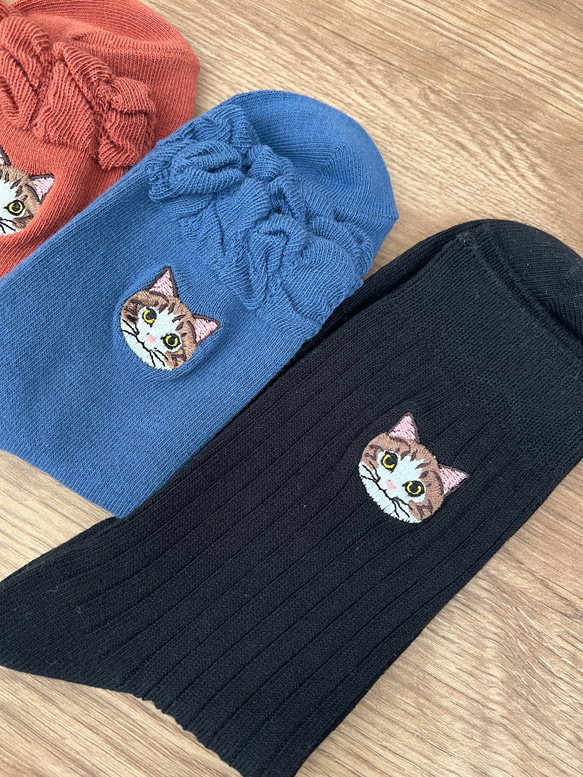 毛並まで感じるキジ白猫さん刺繍の靴下 3枚目の画像
