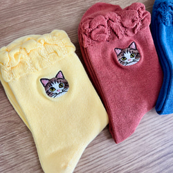 毛並まで感じるキジ白猫さん刺繍の靴下 6枚目の画像
