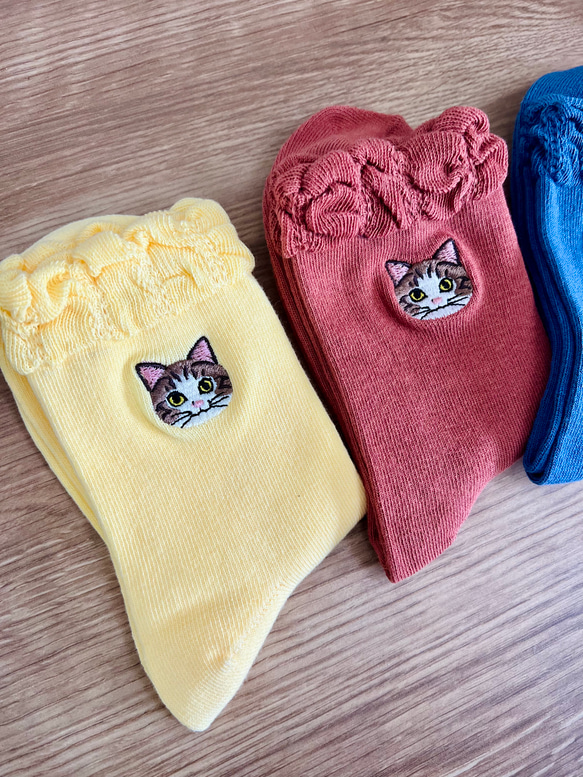 毛並まで感じるキジ白猫さん刺繍の靴下 6枚目の画像