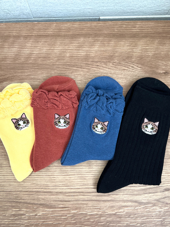 毛並まで感じるキジ白猫さん刺繍の靴下 1枚目の画像