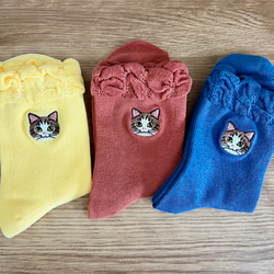毛並まで感じるキジ白猫さん刺繍の靴下 4枚目の画像