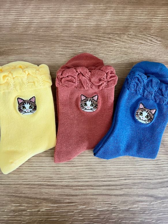 毛並まで感じるキジ白猫さん刺繍の靴下 4枚目の画像