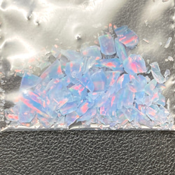 人工オパール》 (ネオンオパール) ホワイト/緑斑 【レジン作品参考品