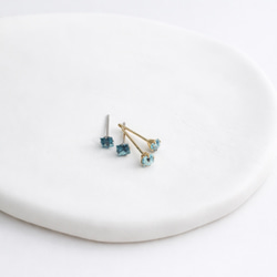 3ミリ【つけっぱなし】極小ブルートパーズピアス 四角 2枚目の画像