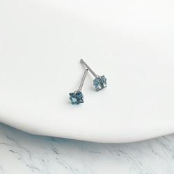 3ミリ【つけっぱなし】極小ブルートパーズピアス 四角 1枚目の画像