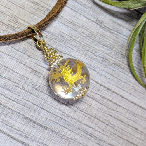 大粒 《龍》 彫り水晶 / 12mm珠ペンダントトップ / 金色ver