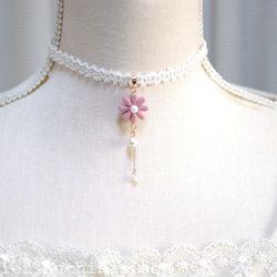 【訂製款】樹脂藝術花卉圖案、梭織蕾絲和緞帶項鍊“乞求愛” 第2張的照片