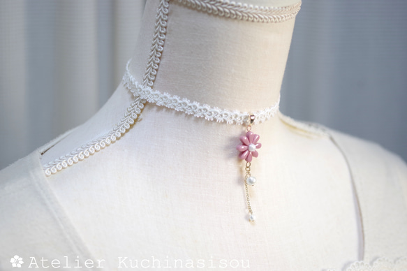 【訂製款】樹脂藝術花卉圖案、梭織蕾絲和緞帶項鍊“乞求愛” 第3張的照片
