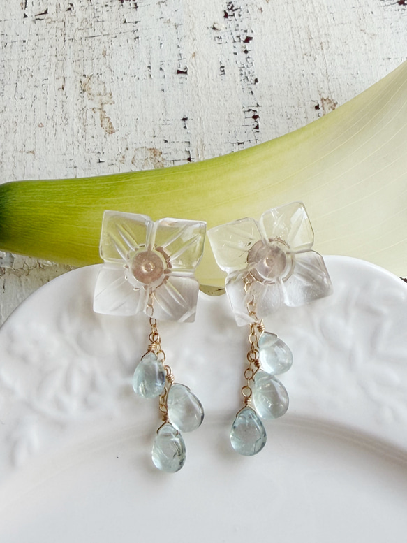 【カランコエの雫】14KGF カランコエカット水晶 アクアマリン スタッドピアス 2枚目の画像