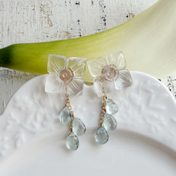 【カランコエの雫】14KGF カランコエカット水晶 アクアマリン スタッドピアス 1枚目の画像