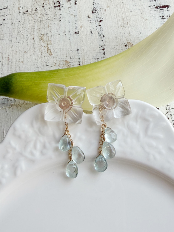 【カランコエの雫】14KGF カランコエカット水晶 アクアマリン スタッドピアス 1枚目の画像