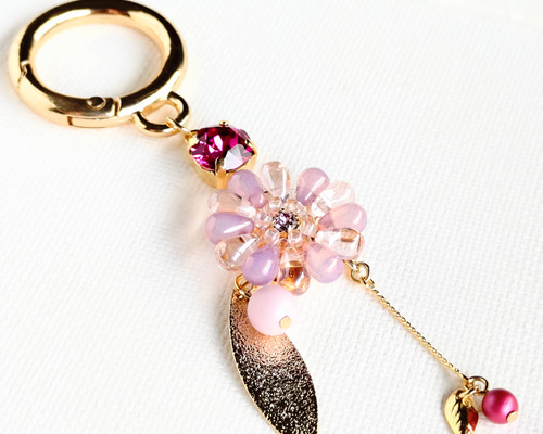 チェコビーズ　キャンディビーズなど　チャーム　ハンドメイド　568 ピンク×パープル〙淡い色の花キーホルダー/バックチャーム/チェコ