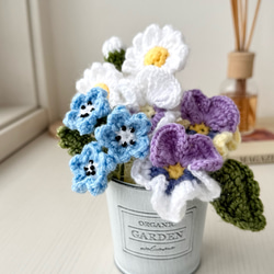 かぎ針編みの春の寄せ植え』ブリキのバケツの小さな花壇 編み物 枯れ