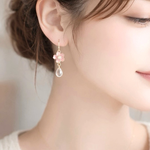 揺れる桜モチーフのアシンメトリーピアス/イヤリング ピアス（フック