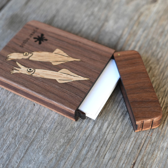 木製名刺入れ　『ヤリイカ』 5枚目の画像