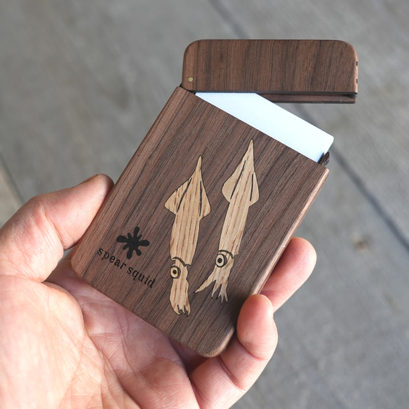 木製名刺入れ　『ヤリイカ』 2枚目の画像