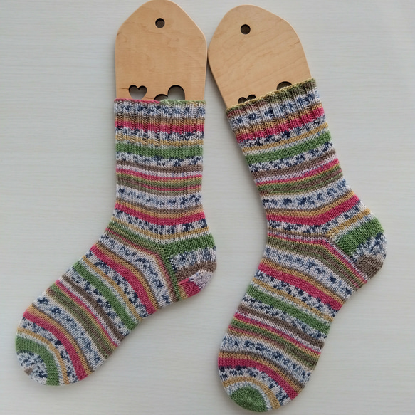 手編みの靴下（23cm～24.5cm）☆ロリポップ色＊洗濯機OK！ 1枚目の画像