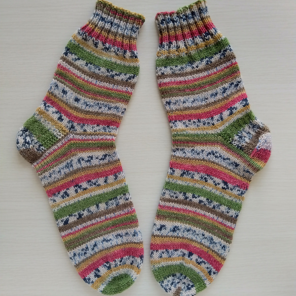 手編みの靴下（23cm～24.5cm）☆ロリポップ色＊洗濯機OK！ 2枚目の画像