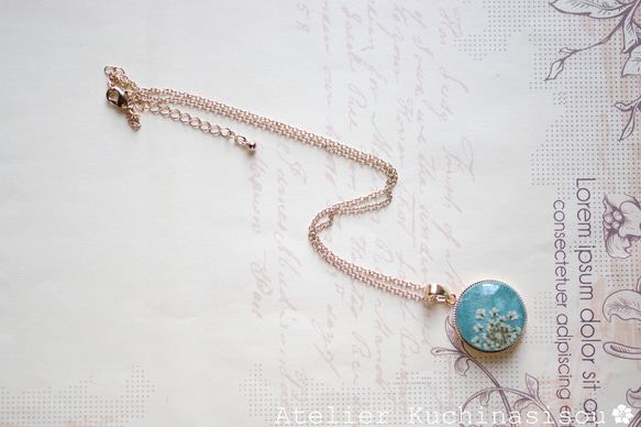 【訂製款】樹脂藝術圓形吊墜 <綠山> 第5張的照片