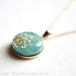 【訂製款】樹脂藝術圓形吊墜 <綠山> 第1張的照片