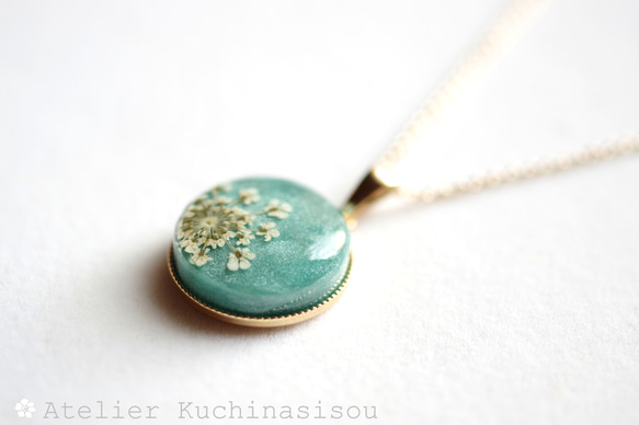 【訂製款】樹脂藝術圓形吊墜 <綠山> 第1張的照片