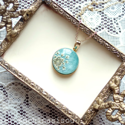 【訂製款】樹脂藝術圓形吊墜 <綠山> 第4張的照片