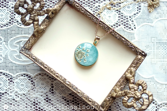 【訂製款】樹脂藝術圓形吊墜 <綠山> 第4張的照片