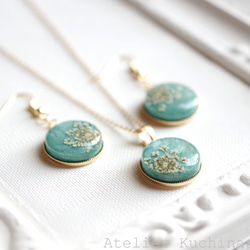 【訂製款】樹脂藝術圓形吊墜 <綠山> 第9張的照片