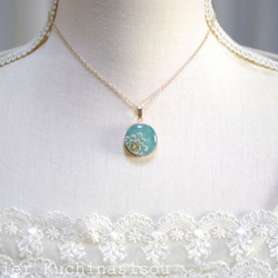 【訂製款】樹脂藝術圓形吊墜 <綠山> 第3張的照片