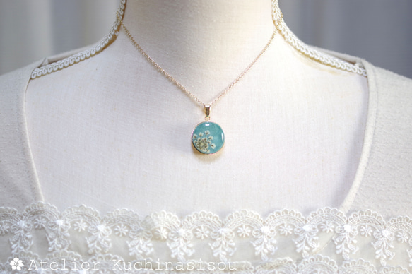 【訂製款】樹脂藝術圓形吊墜 <綠山> 第3張的照片