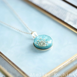 【訂製款】樹脂藝術圓形吊墜 <綠山> 第7張的照片