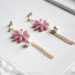 【訂製款】樹脂藝術花朵、棉質珍珠和流蘇耳環（受祝福者） 第9張的照片