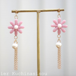 【訂製款】樹脂藝術花朵、棉質珍珠和流蘇耳環（受祝福者） 第6張的照片