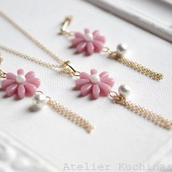 【訂製款】樹脂藝術花朵、棉質珍珠和流蘇耳環（受祝福者） 第13張的照片