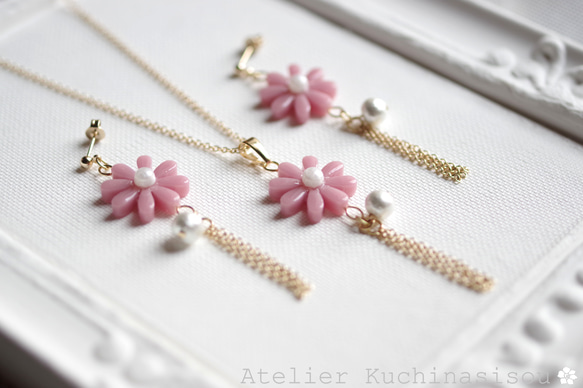 【訂製款】樹脂藝術花朵、棉質珍珠和流蘇耳環（受祝福者） 第13張的照片