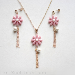 【訂製款】樹脂藝術花朵、棉質珍珠和流蘇耳環（受祝福者） 第11張的照片