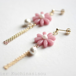 【訂製款】樹脂藝術花朵、棉質珍珠和流蘇耳環（受祝福者） 第1張的照片