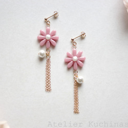 【訂製款】樹脂藝術花朵、棉質珍珠和流蘇耳環（受祝福者） 第2張的照片