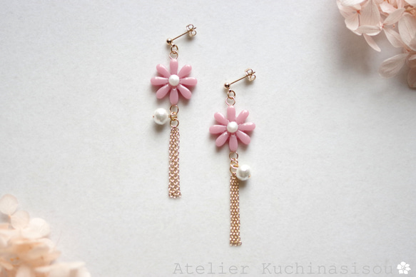 【訂製款】樹脂藝術花朵、棉質珍珠和流蘇耳環（受祝福者） 第2張的照片